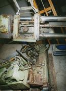 Farbfoto: alte Maschinenteile, vor der Reparatur